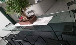 Arredamento: tavolo in cristallo.