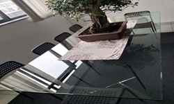 Arredamento: tavolo in cristallo.