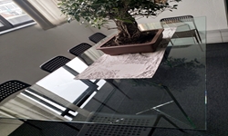 Arredamento: tavolo in cristallo.