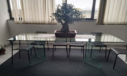 Arredamento: tavolo in cristallo.