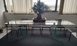 Arredamento: tavolo in cristallo.