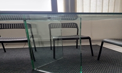 Arredamento: tavolo in cristallo.