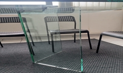 Arredamento: tavolo in cristallo.