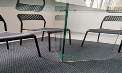 Arredamento: tavolo in cristallo.
