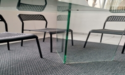 Arredamento: tavolo in cristallo.